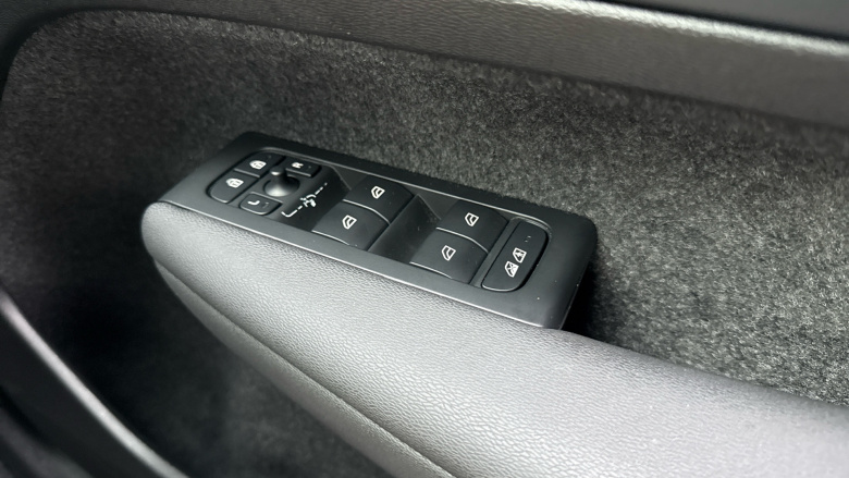 Volvo XC40 2.0 B3P Plus Dark 5dr Auto Petrol Estate